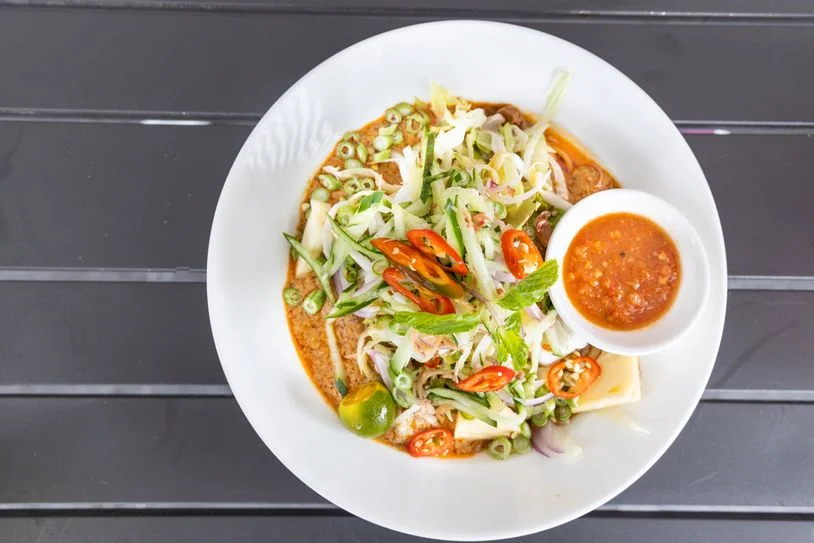 Top view of nom banh chok noodles