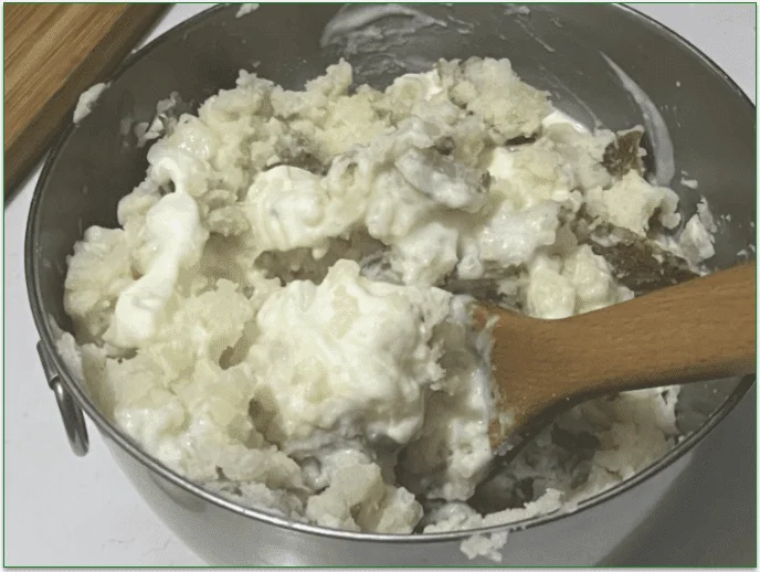 Hungryroot's Creamy Roasted Garlic Mashed Potatoes in a bowl