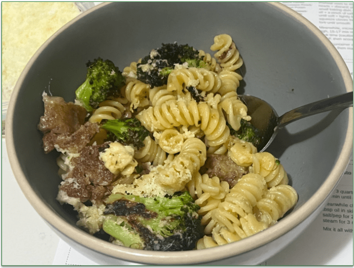 Screenshot of an anti-inflammatory meal option (Rainbow Salmon Curry Bowl) from HungryRoot