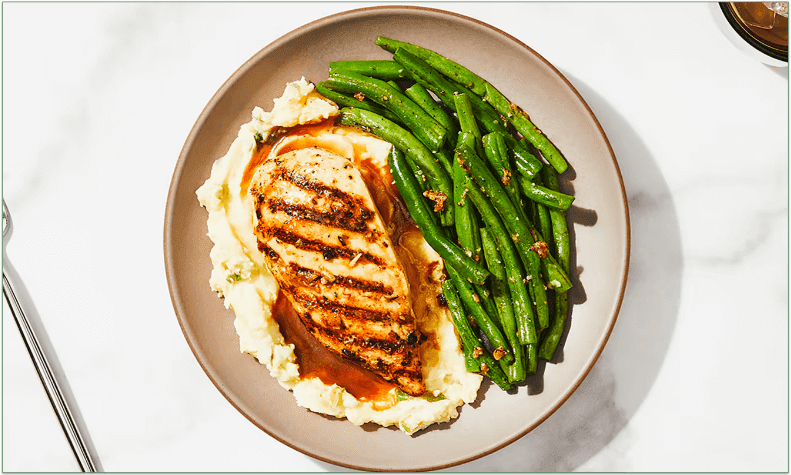 Roasted Garlic Chicken with Green Beans & Sour Cream & Onion Mashed Potatoes (370 calories)