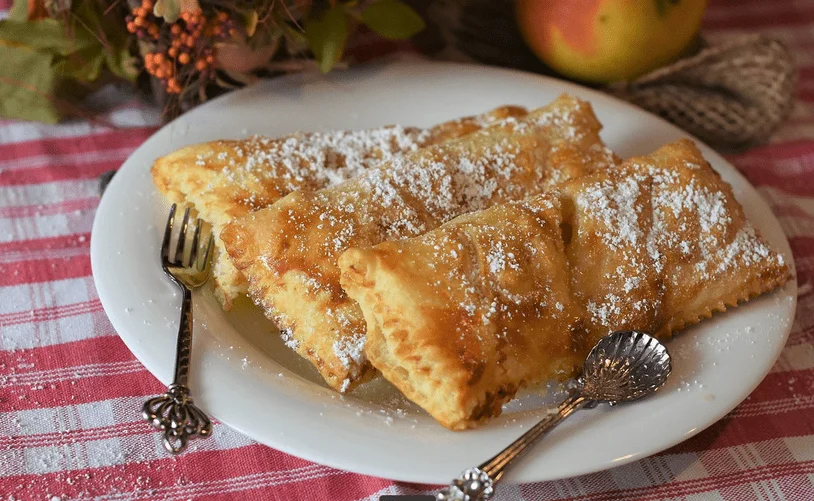 Featured image of a puff pastry apple pie on a plate