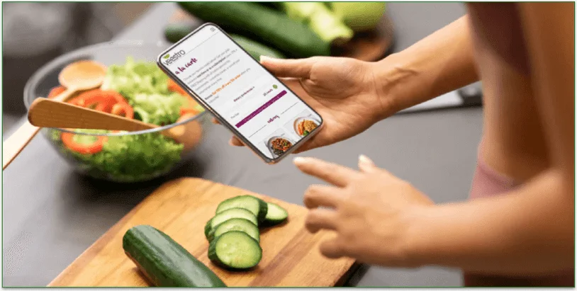 Woman holding a mobile with the Veestro account displayed