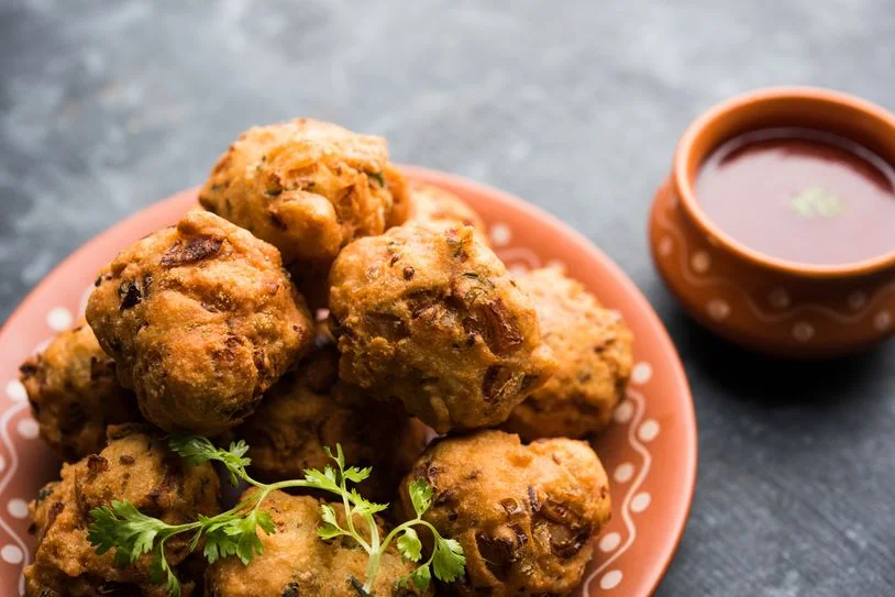 Pakistani pakora with dip